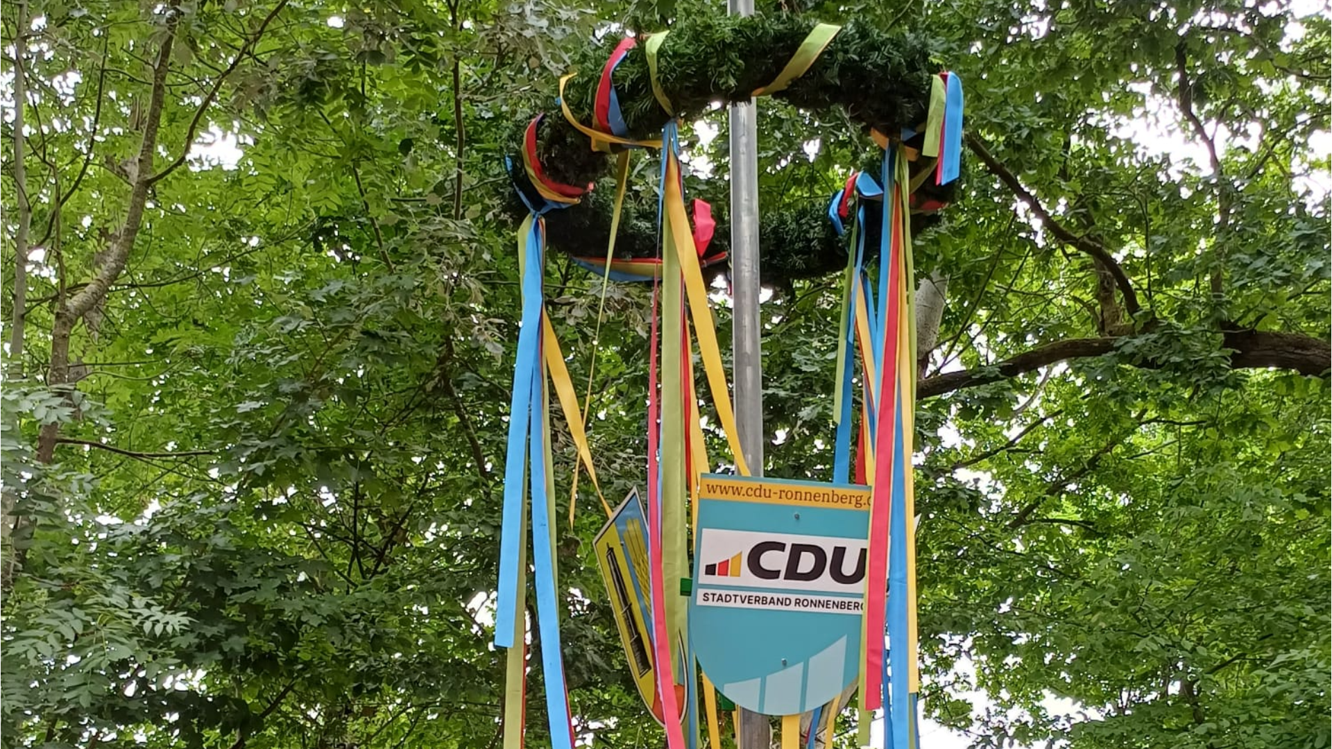 Aufstellung des Pfingstbaums an der Bergmannschnke